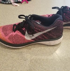 EUC NIKE FLYKNIT SIZE 9